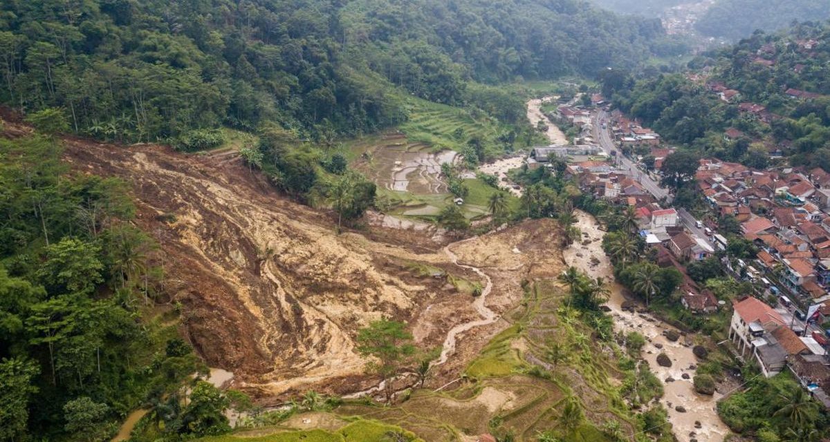 Bencana Longsor Cisarua Puluhan Warga Hilang, SAR Di Hentikan
