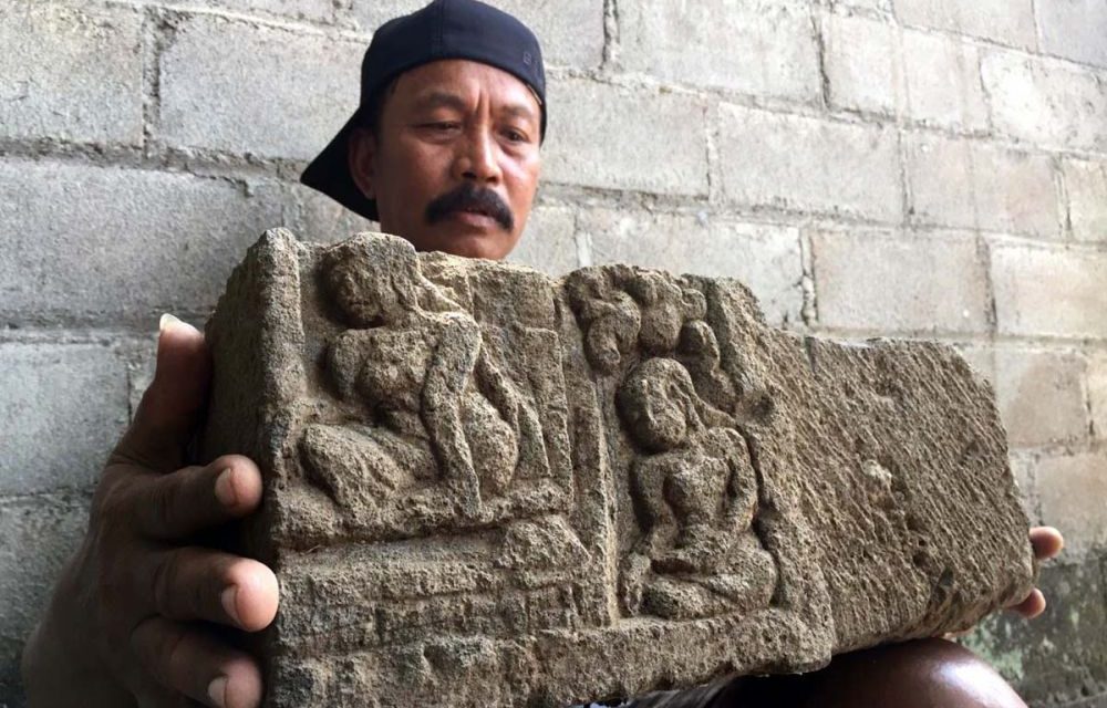Warga Pindahkan Artefak Situs Purbakala Di Blitar