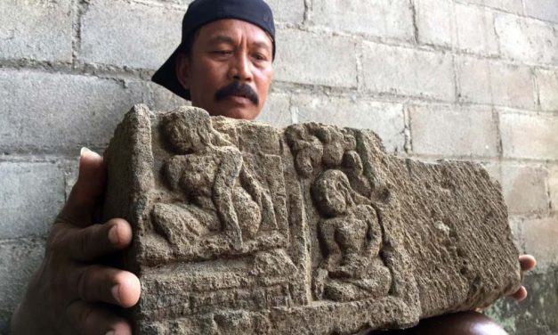 Warga Pindahkan Artefak Situs Purbakala Di Blitar