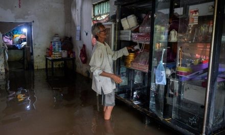 Desa Pasir Ampo Dilanda Banjir Belum Surut, Warga Keluhkan Penyakit Kulit