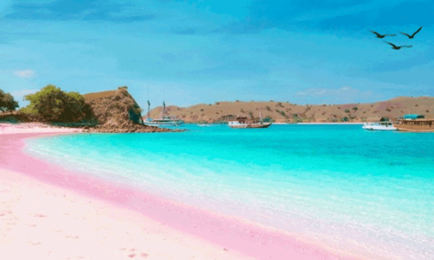 Pantai Tiga Warna, Gradasi Laut yang Memukau