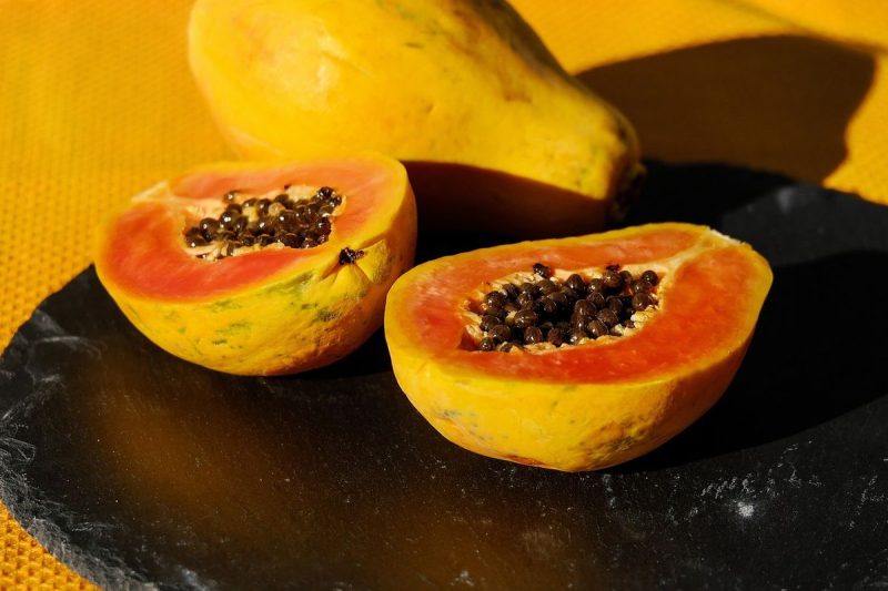 Makan Pepaya
