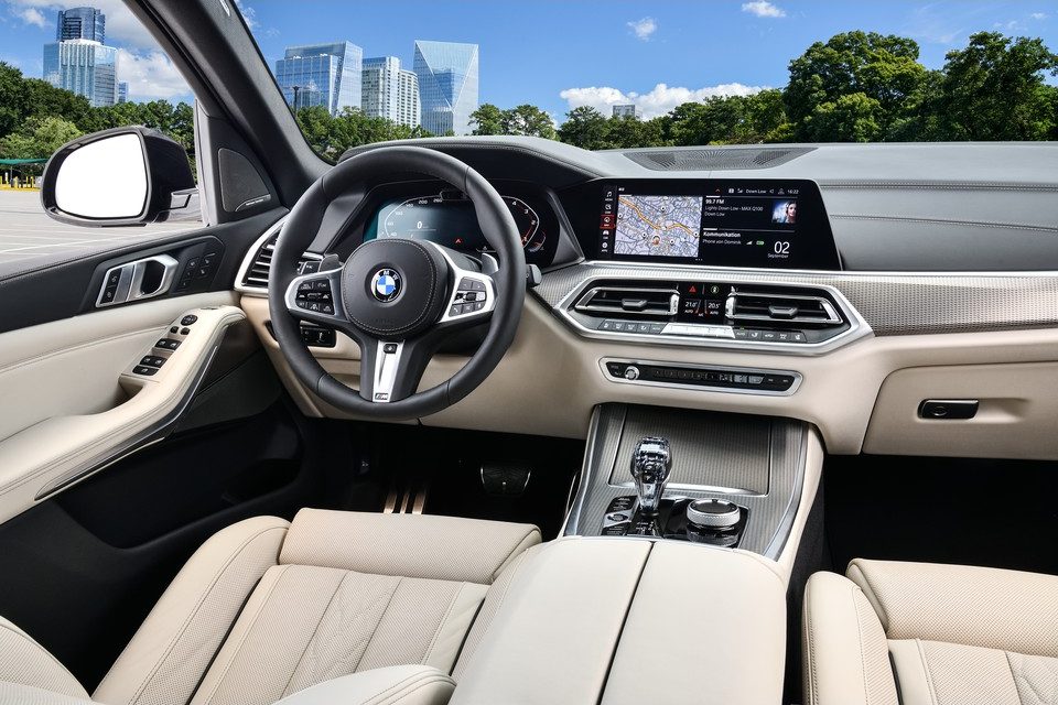 BMW X5 SUV Interiornya Di Balut Material Premium Dan Mewah